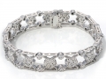 11268 -  A 14 karat white gold bracelet with round brilliant cut diamonds totaling