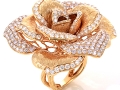 18356 - An 18 karat rose gold flower ring with 5.14 carats of round brilliant cut diamonds.