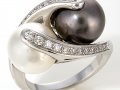 20569 - An 18 karat white gold south sea pearl ring with round brilliant cut diamonds totaling 0.42 carats.